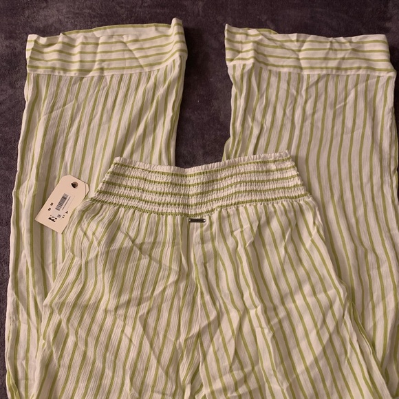 Cute lightweight pants 💚🤍 - Picture 3 of 4